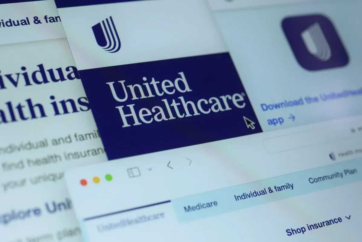 شعار شركة UnitedHealthcare مع تصميم موقعها الإلكتروني، يعكس خدمات التأمين الصحي وإدارة المنافع الطبية.