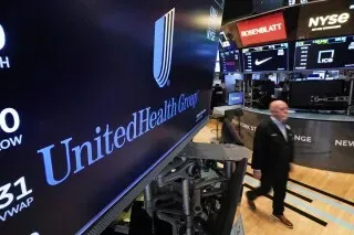 شعار شركة UnitedHealth Group يظهر في بورصة نيويورك، مع تراجع الأسهم بسبب ارتفاع التكاليف الطبية وتوقعات الأرباح المخيبة.