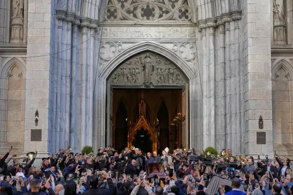 تجمع حشد كبير من المعجبين والعائلة أمام كاتدرائية القديس باتريك في نيويورك لتكريم ويلي كولون، مهندس موسيقى السالسا، خلال جنازته.