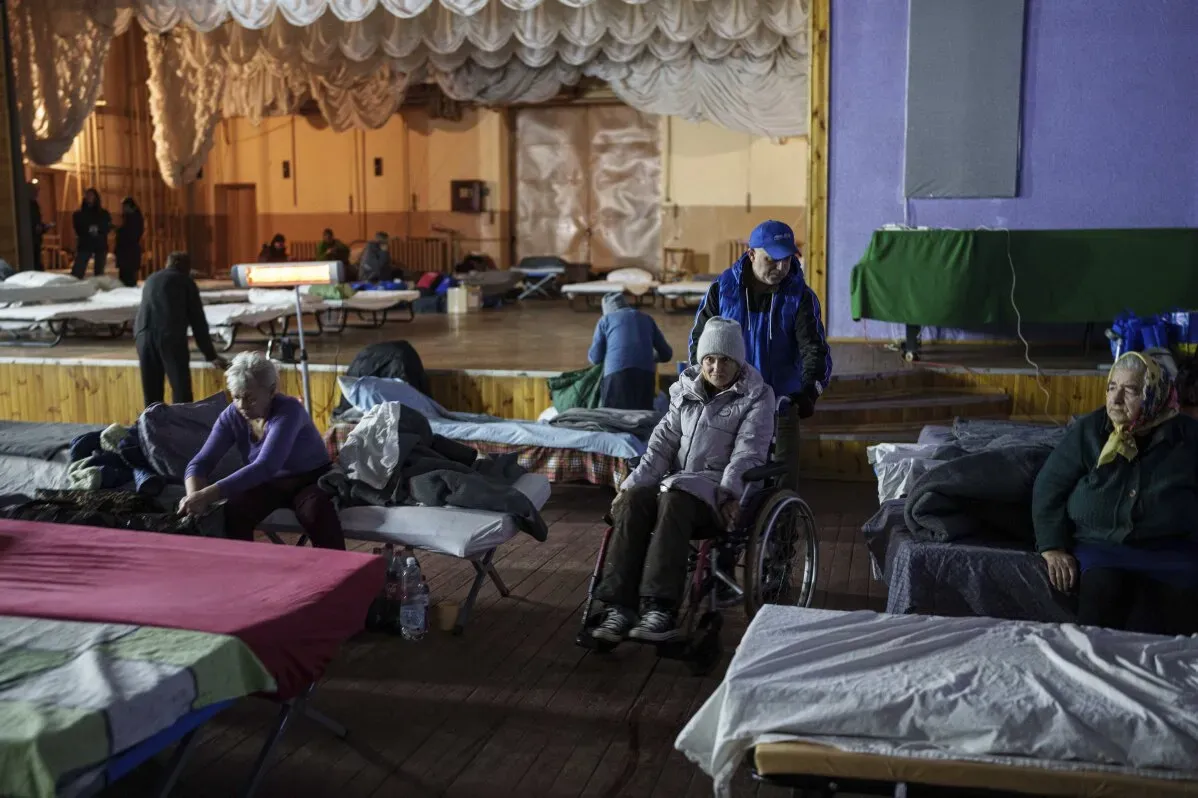 قاعة بافلوهراد للحفلات الموسيقية تحولت إلى ملجأ للمدنيين الفارين من القصف، حيث تظهر أسرّة للأطفال وكبار السن في أجواء من القلق.