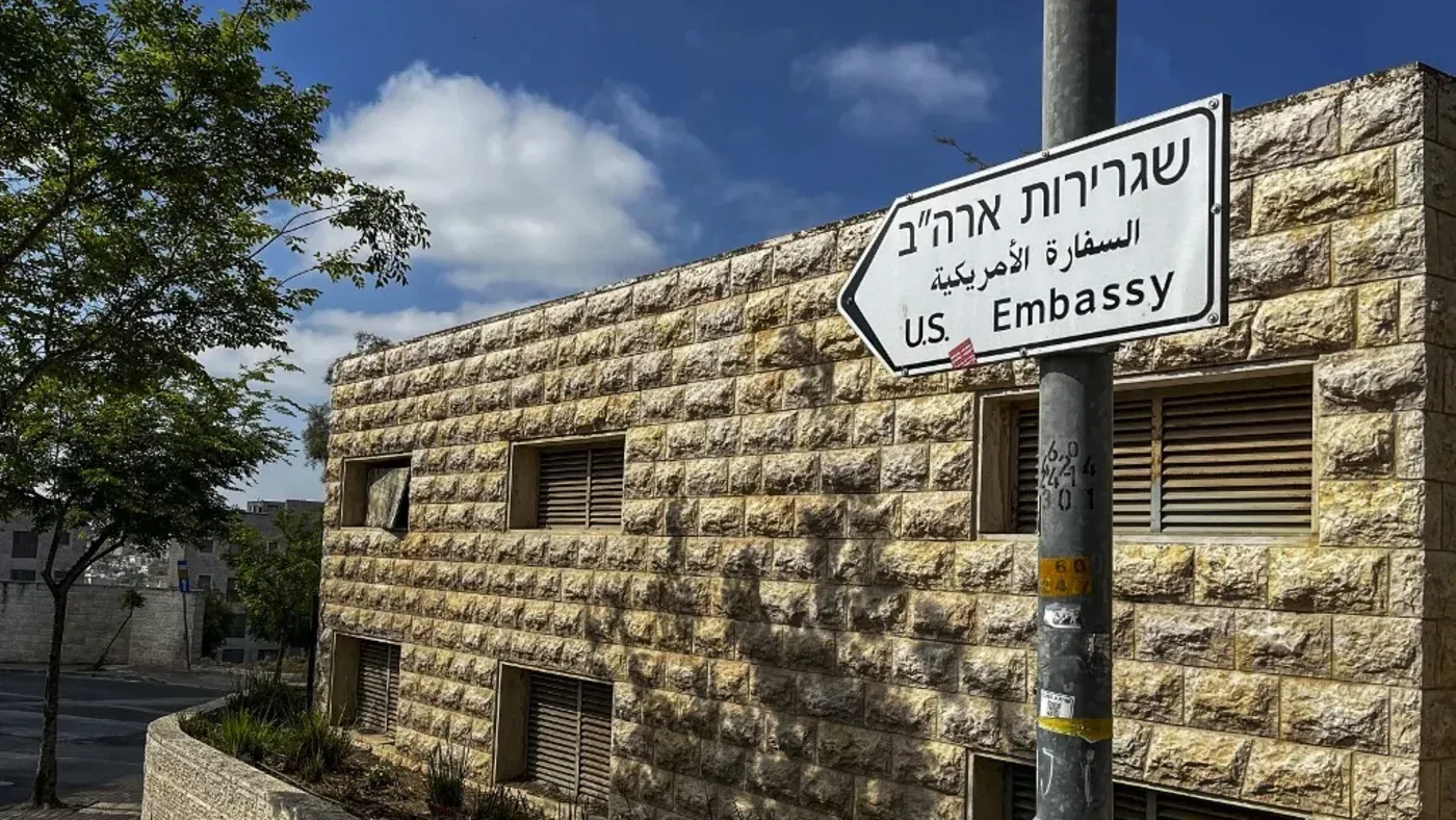 مبنى سفارة الولايات المتحدة في القدس، مع لافتة تشير إلى موقعها، وسط تزايد التوترات الأمنية في المنطقة.