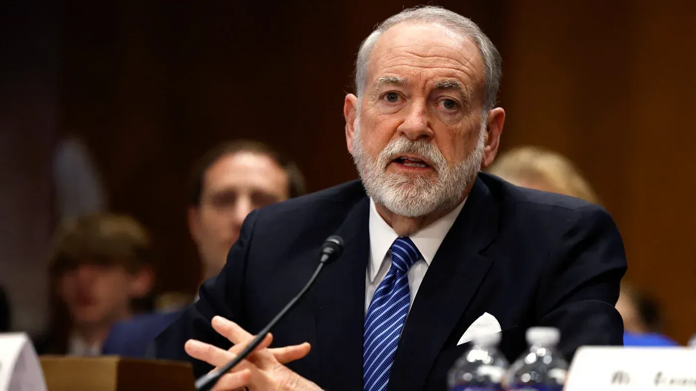 مايك هاكابي، السفير الأمريكي لدى إسرائيل، يتحدث في مقابلة حول الصراعات في الشرق الأوسط، مشيرًا إلى جماعة الإخوان المسلمين كجزء من التوترات.