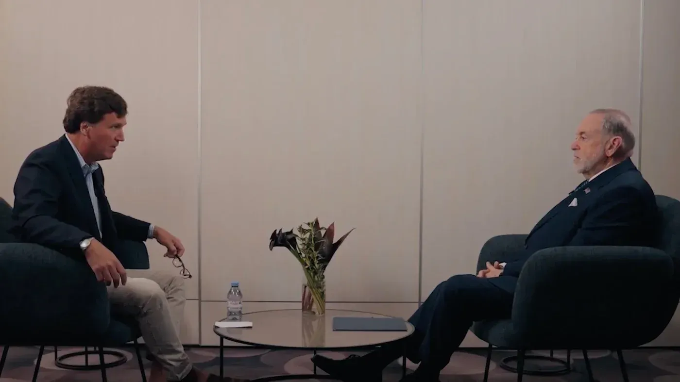 مقابلة بين تاكر كارلسون ومايك هاكابي، حيث يناقشان حقوق إسرائيل في الأراضي التاريخية والجدل حول الصهيونية المسيحية.