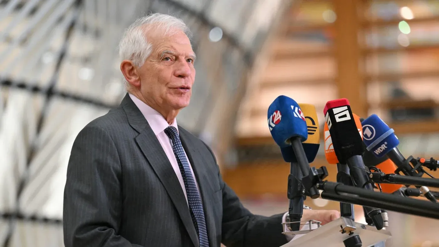 خوسيب بوريل يتحدث في مؤتمر صحفي، متناولاً اتهامات سوء السلوك ضد كريم خان وتأثيرها على المحكمة الجنائية الدولية.