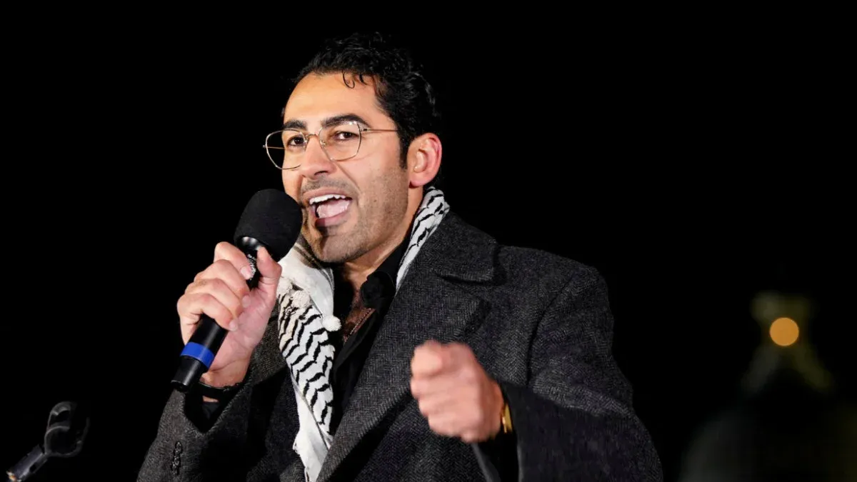 محسن مهداوي يتحدث في فعالية، مرتدياً كوفية فلسطينية، في سياق دعم حقوق الفلسطينيين ومواجهة قرار محكمة الاستئناف الأمريكية.