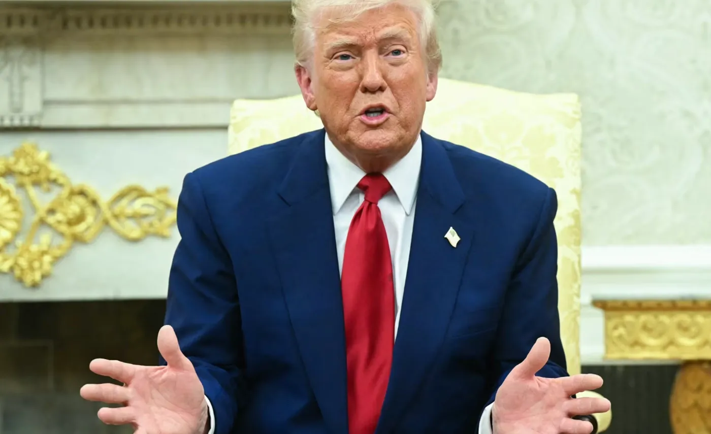 أخبار عاجلة تتعلق بالضربات الأمريكية على مواقع نووية إيرانية، مع خلفية خريطة العالم.