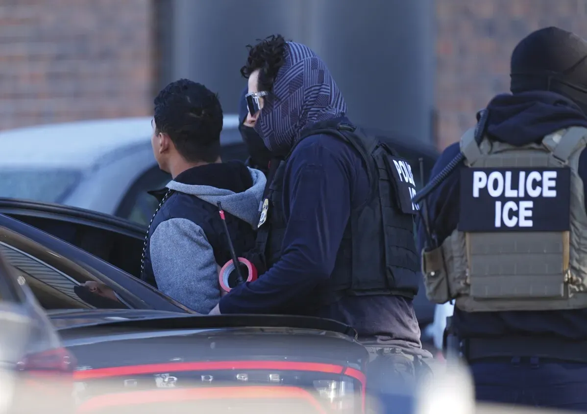 عملية اعتقال في دنفر، حيث يظهر ضباط من إدارة الهجرة والجمارك وهم يعتقلون شخصًا، في إطار جهود مكافحة العصابات.