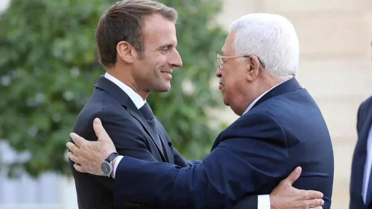 لقاء بين الرئيس الفرنسي إيمانويل ماكرون ورئيس السلطة الفلسطينية محمود عباس، يعكس جهود السلام في الصراع الإسرائيلي الفلسطيني.