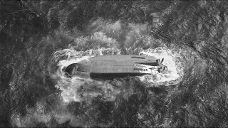 سفينة مقلوبة في المحيط الهادئ، تتطابق أوصافها مع السفينة Mariana المفقودة، حيث تجري عمليات بحث عن طاقمها المكون من ستة أشخاص.