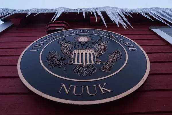 شعار القنصلية الأمريكية في نوك، غرينلاند، مع تفاصيل عن الثلوج المتراكمة، يعكس التوترات السياسية حول الجزيرة وأهميتها الاستراتيجية.