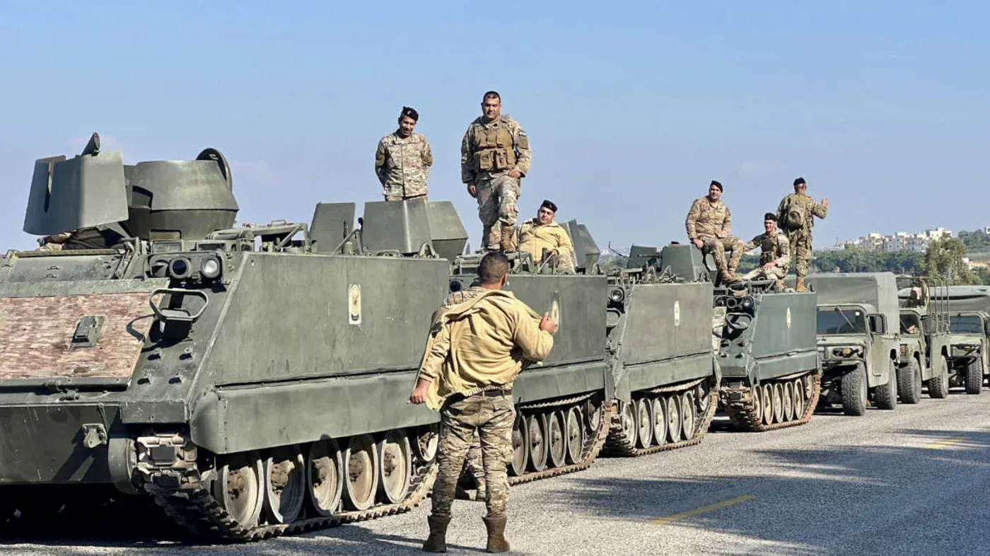 جنود لبنانيون يقفون على دبابات عسكرية أثناء استعدادهم لعمليات عسكرية، في إطار دعم الانتخابات الرئاسية في لبنان.