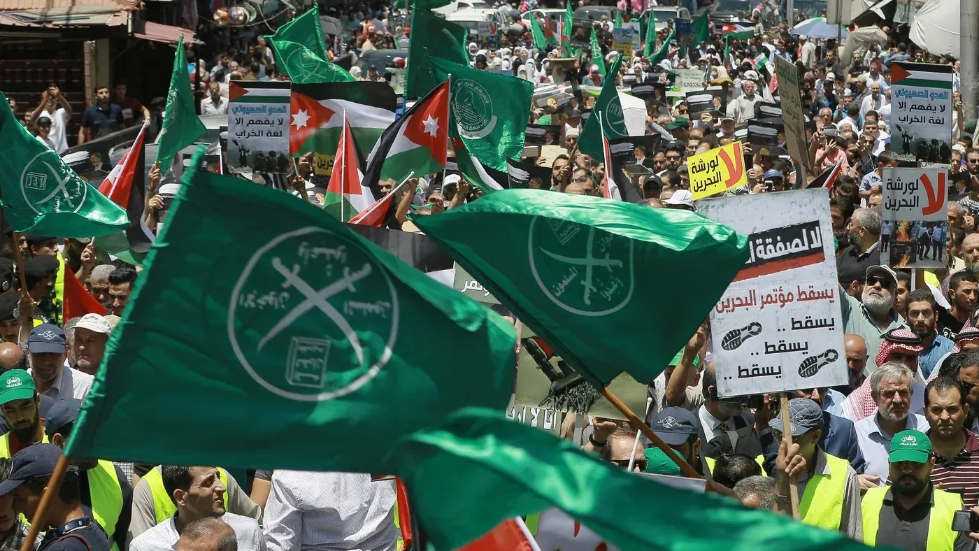 تجمع حاشد في الأردن يرفع أعلام جماعة الإخوان المسلمين ولافتات تعبر عن الاحتجاجات ضد السياسات الحكومية، وسط أجواء من التوتر السياسي.
