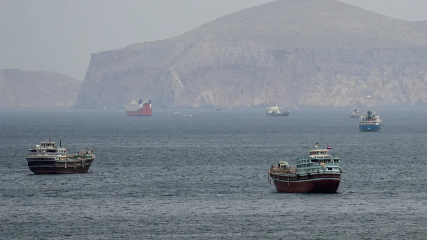 سفن متعددة في مضيق هرمز، مع وجود سفينتين إحداهما ترفع العلم الليبيري والأخرى تملكها شركة جنيف، في سياق التوترات البحرية بين إيران والولايات المتحدة.