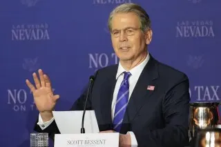 أعلن سكوت بيسنت، وزير الخزانة الأمريكي، عن تمديد تعليق العقوبات على شحنات النفط الروسي، في خطوة تهدف لتخفيف نقص الإمدادات.