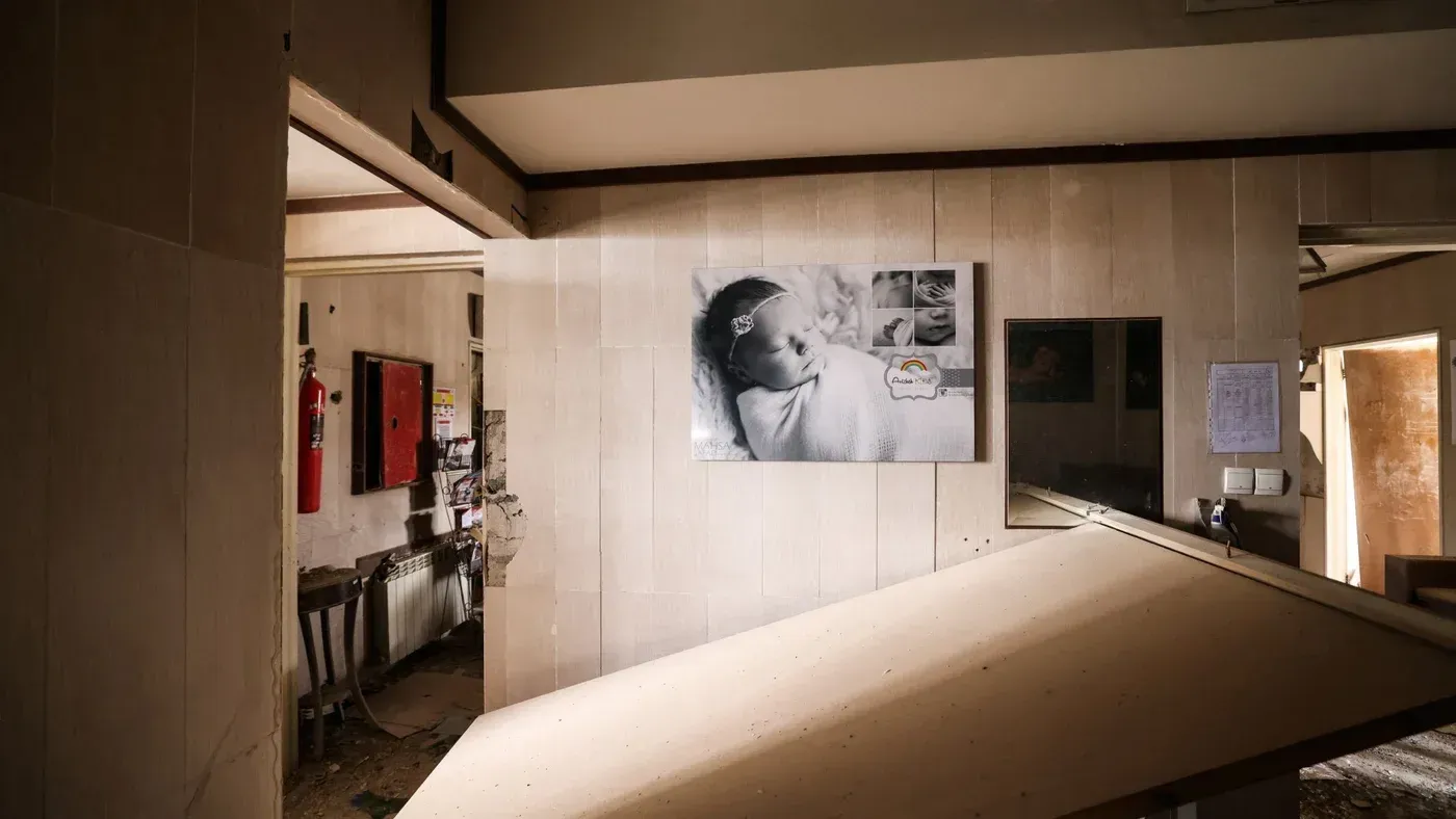 تظهر الصورة جزءًا من مستشفى غاندي في طهران، حيث تعرضت عيادة الإخصاب لأضرار جسيمة بعد غارة جوية، مما يعكس آثار النزاع.