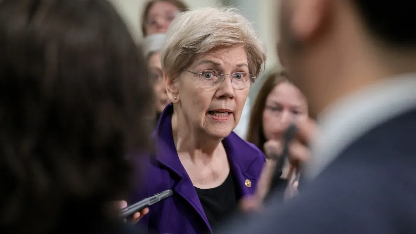 إليزابيث وارن، عضو مجلس الشيوخ، تتحدث مع الصحفيين بعد إحاطة حول سياسة الولايات المتحدة تجاه إيران، معبرة عن قلقها من غياب خطة واضحة.