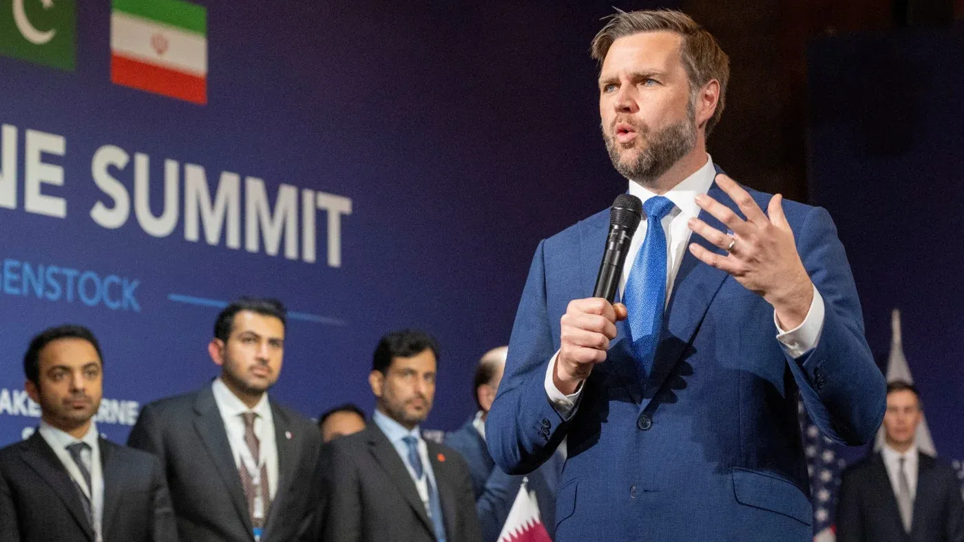 نائب الرئيس الأمريكي JD Vance يتحدث في قمة في سويسرا، محاطاً بمسؤولين من إيران وباكستان وقطر، حول تحسين العلاقات مع إيران.