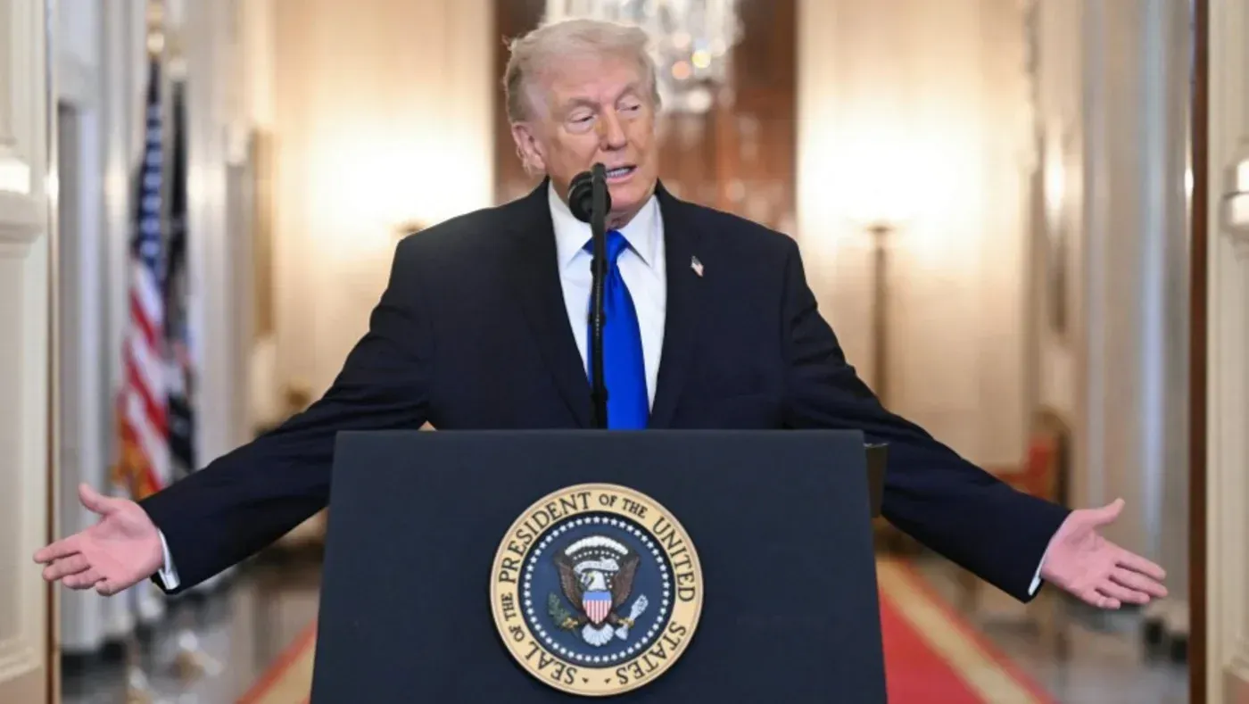 ترامب يتحدث في مؤتمر صحفي، مع وضع يديه بشكل تعبيري، خلفه شعار الرئاسة الأمريكية، في سياق مناقشة التوترات مع إيران.