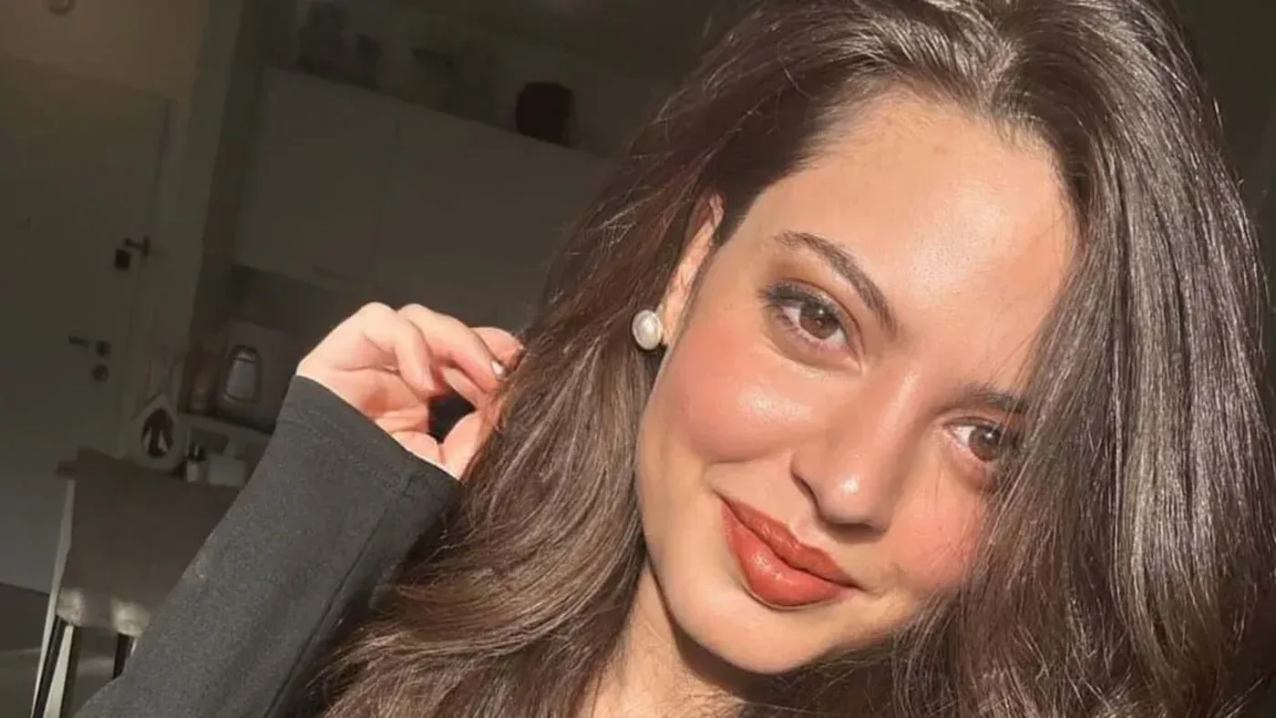 جيسيكا باخار، المواطنة التركية-الإسرائيلية، تبتسم في صورة شخصية، بعد الإفراج عنها من الاحتجاز في تركيا بسبب خدمتها في الجيش الإسرائيلي.