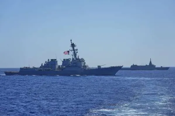 تظهر السفينة الحربية الأمريكية DDG Shoup والسفينة الفلبينية BRP خوسيه ريزال أثناء تدريبات بحرية مشتركة في بحر الصين الجنوبي لتعزيز الأمن والتعاون.