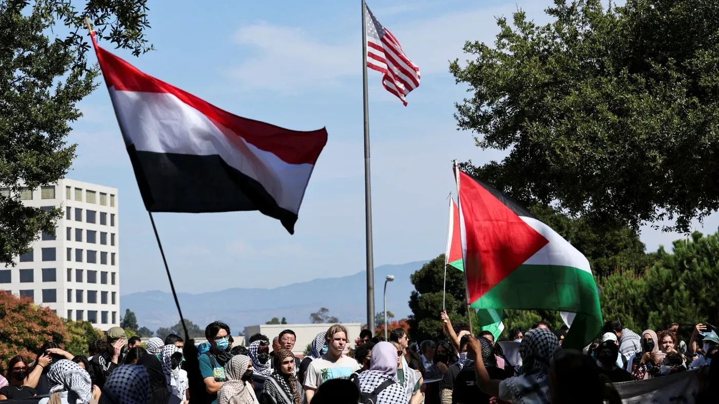 تجمع حشود من المتظاهرين في جامعة كاليفورنيا، رافعين أعلام فلسطين واليمن، تعبيرًا عن احتجاجاتهم ضد معاداة السامية.