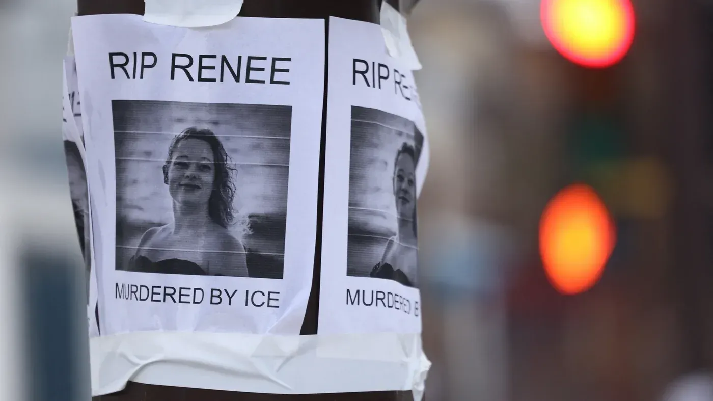 ملصقات تذكارية لرينيه نيكول جود، التي قُتلت على يد ضابط من إدارة الهجرة والجمارك، تظهر صورتها مع عبارة "قتلت على يد ICE" في مينيابوليس.