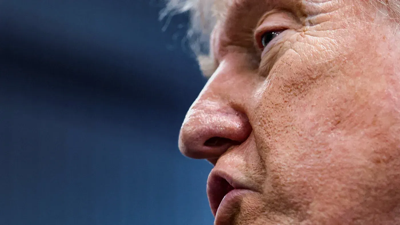 صورة مقربة لوجه الرئيس الأمريكي دونالد ترامب، تظهر تعابير وجهه الجادة أثناء حديثه عن التوترات مع إيران.