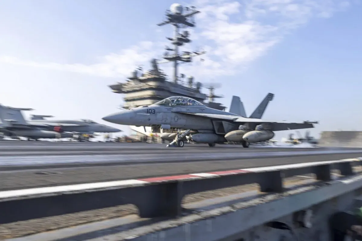 طائرة حربية من طراز F/A-18 تقلع من حاملة طائرات، في إطار العمليات العسكرية الأمريكية ضد تنظيم الدولة الإسلامية في الصومال.