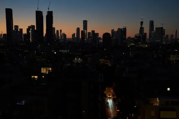 أفق مدينة مظلم مع ناطحات سحاب مضاءة في الخلفية، يعكس تصعيد التوترات في مضيق هرمز وتأثيرها على أسواق النفط العالمية.