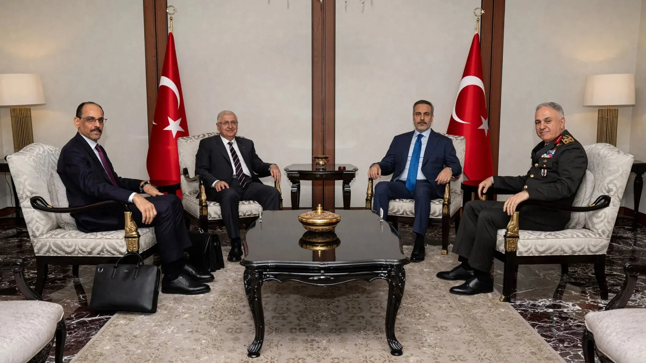 اجتماع لعدد من المسؤولين الأتراك في غرفة مغلقة، مع العلم الوطني التركي خلفهم، يناقشون التطورات الإقليمية والتوترات مع إسرائيل.