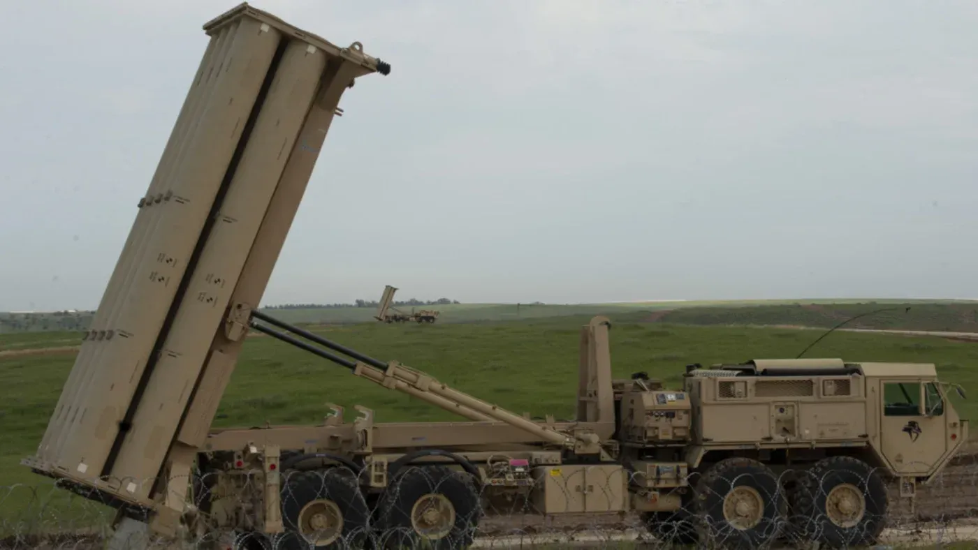 نظام دفاع جوي متحرك في قاعدة العديد الجوية بقطر، يعكس جهود الولايات المتحدة لتعزيز التنسيق الأمني الإقليمي.