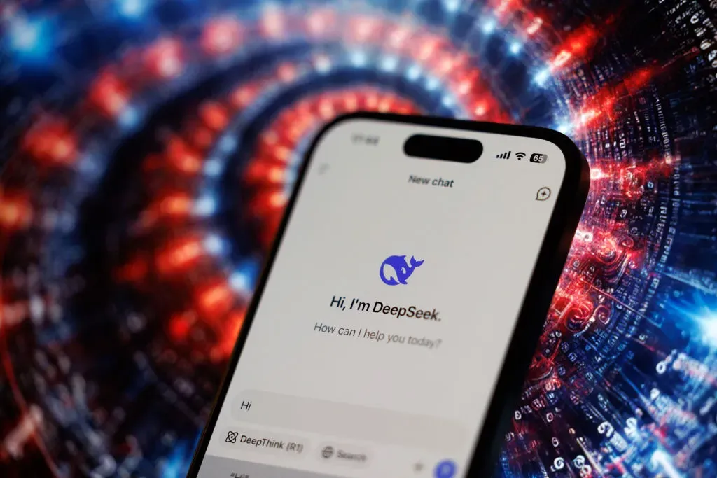 شاشة هاتف تعرض واجهة تطبيق DeepSeek مع خلفية رقمية ملونة تعكس موضوع الذكاء الاصطناعي والتقنية الصينية.