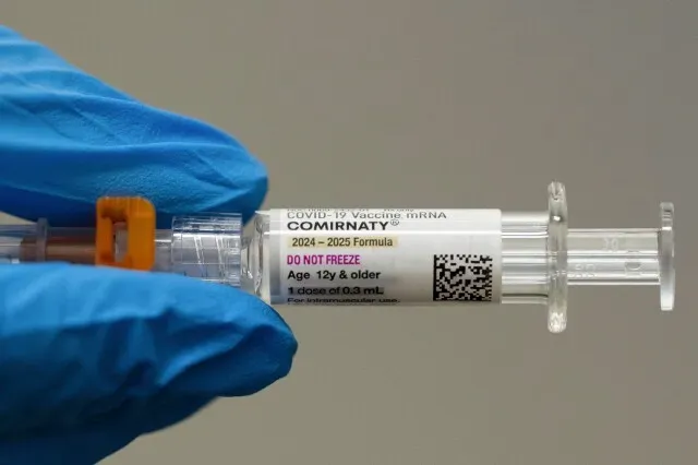 حقنة لقاح كوفيد-19 من نوع كوميرناتي، تظهر ملصقها الذي يوصي بالتطعيم للأطفال من عمر 12 عامًا فما فوق، في سياق التوصيات الجديدة لجمعية AAP.