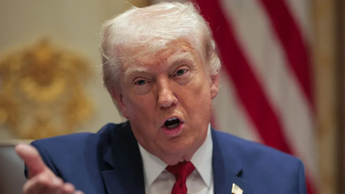 تصريح للرئيس الأمريكي دونالد ترامب خلال مؤتمر صحفي، حيث يتحدث عن التوترات مع إيران والتهديدات العسكرية المحتملة.