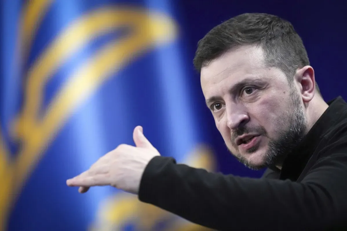 الرئيس الأوكراني يتحدث بحماس، مع خلفية تحمل علم أوكرانيا، في سياق مناقشات حول القرارات الأممية المتعلقة بالصراع.