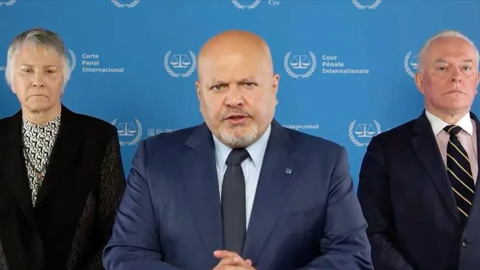 بريندا هوليس وكريم خان ومسؤول ثالث في مؤتمر صحفي للمحكمة الجنائية الدولية حول تحقيقات جرائم الحرب في فلسطين وإقالة خان.