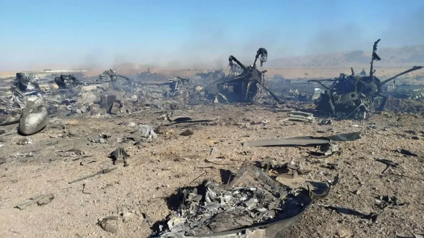 حطام طائرات عسكرية في منطقة صحراوية، يظهر آثار الدمار بعد غارات في محافظة خوزستان الإيرانية، وسط تصاعد التوترات العسكرية.