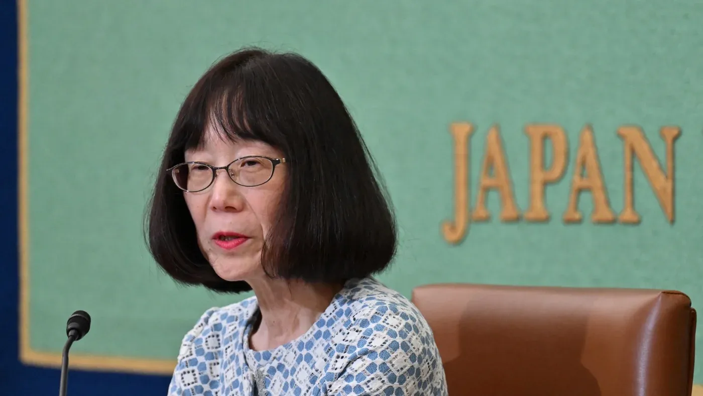 رئيسة المحكمة الجنائية الدولية اليابانية توموكو أكاني تتحدث في مؤتمر صحفي، في سياق العقوبات الأمريكية ضد المحكمة.