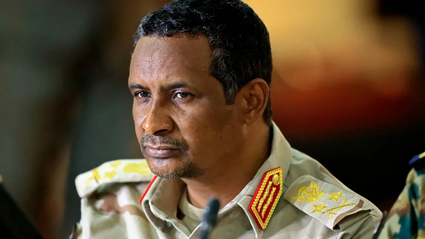 وزير الدفاع السوداني محمد حمدان دقلو، المعروف باسم حميدتي، خلال مؤتمر صحفي، وسط تهم بالإبادة الجماعية في السودان.
