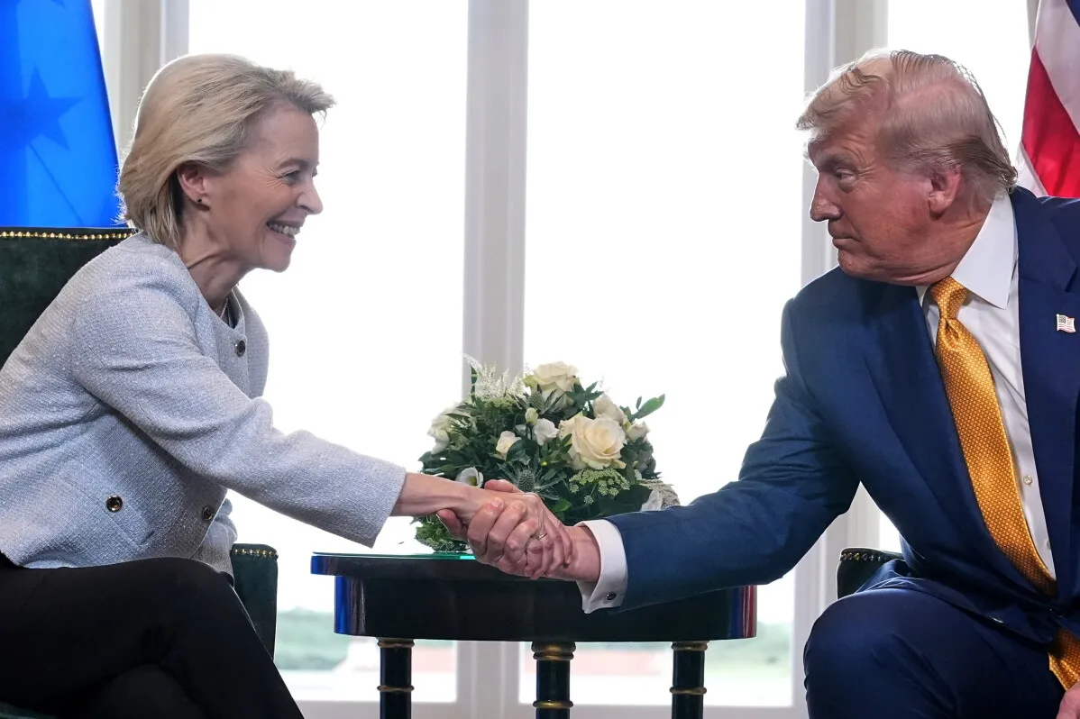 اجتماع بين Ursula von der Leyen ودونالد ترامب، حيث يتصافحان في سياق مناقشات حول الرسوم الجمركية والتجارة الدولية.