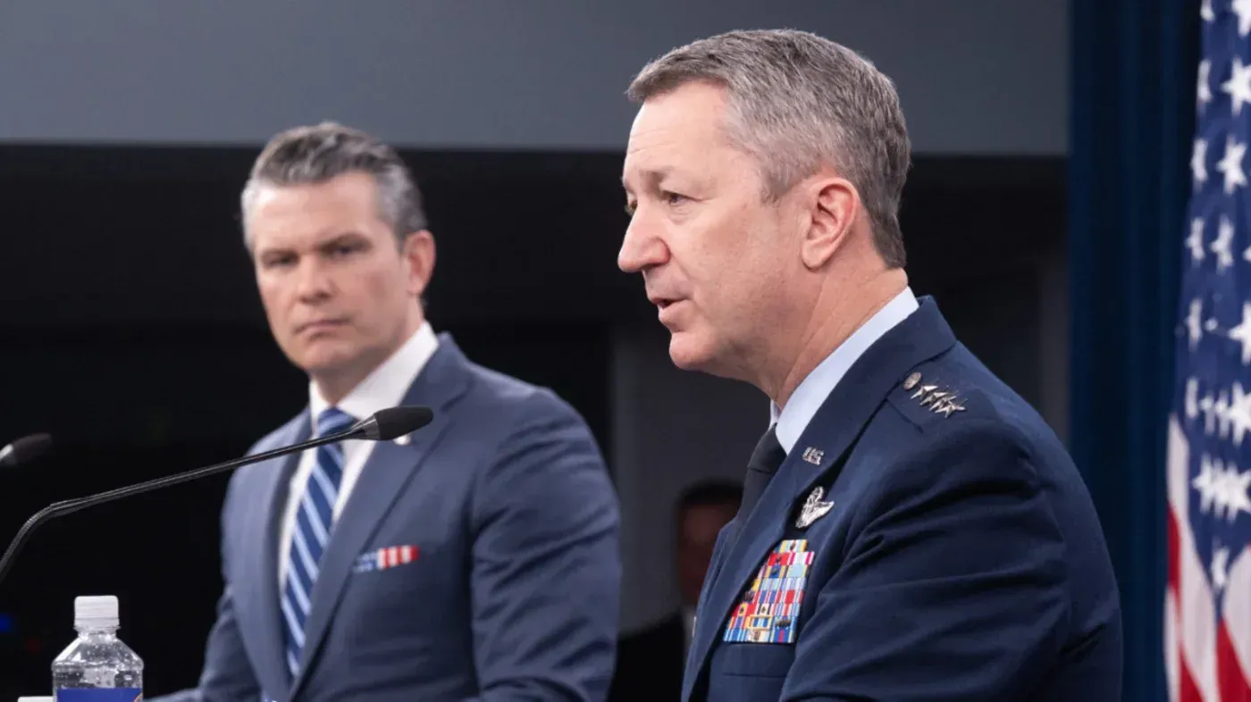 الجنرال دان كاين يتحدث في مؤتمر صحفي حول الحصار البحري الأمريكي ضد إيران، مع التركيز على السفن التي تدعم طهران.