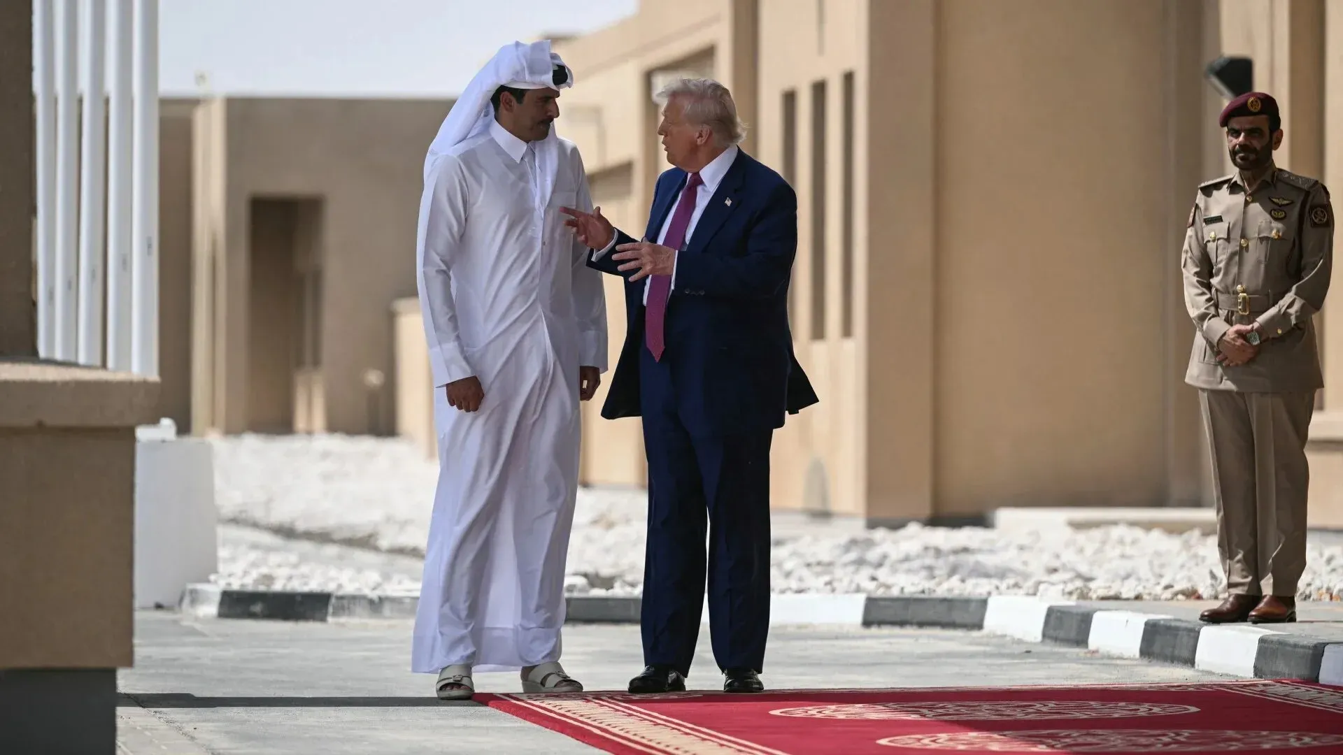 زيارة رسمية بين مسؤول قطري ورئيس أمريكي سابق، مع حراسة خلفية، تعكس العلاقات السياسية بين قطر والولايات المتحدة.
