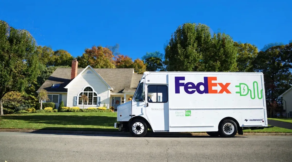 شاحنة توصيل كهربائية بيضاء تحمل شعار FedEx وتقنيات الشحن الكهربائي، تعكس تحول أساطيل النقل التجاري في أمريكا نحو الكهرباء.
