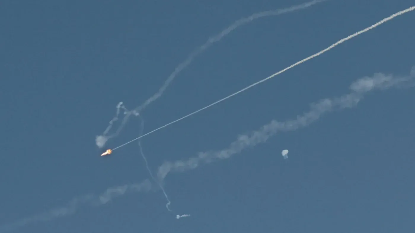 صاروخ اعتراضي ينطلق في السماء، مع آثار دخانية توضح مسار الصاروخ، في سياق التوترات الأمنية بين دول الخليج وإيران.