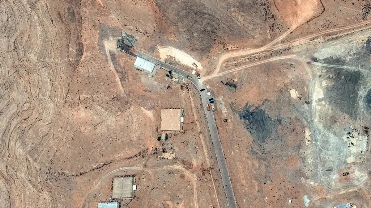 صورة جوية لموقع نووي إيراني يظهر آثار الضربات الأمريكية، مع وجود منشآت مدمرة في منطقة صحراوية.