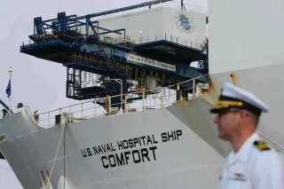 سفينة المستشفى العسكرية الأمريكية USNS Comfort في ميناء بيرو استعداداً لدعم الاستجابة الإنسانية لظاهرة El Niño في الساحل الباسيفيكي.
