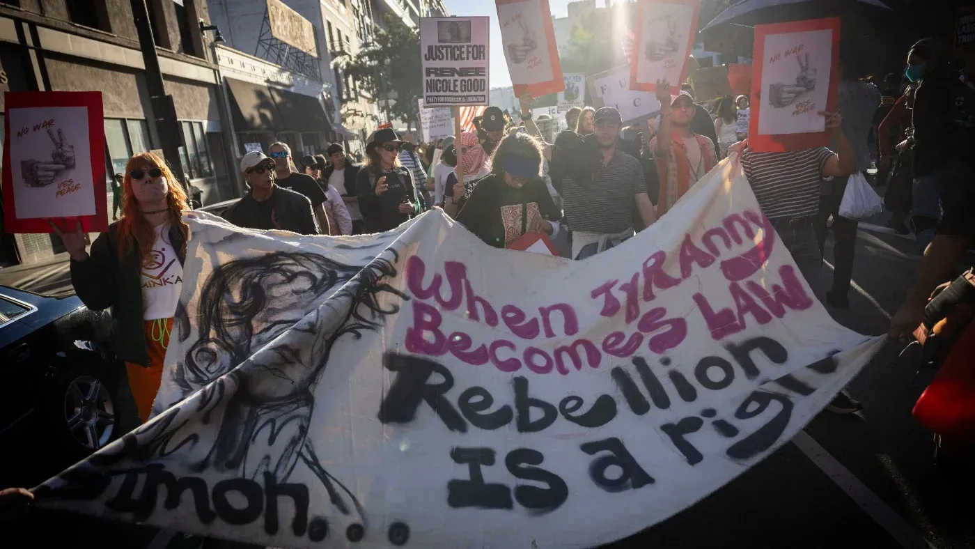 مظاهرة في مينيابوليس ضد إدارة الهجرة والجمارك، حيث يحمل المحتجون لافتات تدعو للعدالة ويعبرون عن استيائهم من العنف ضد المدنيين.