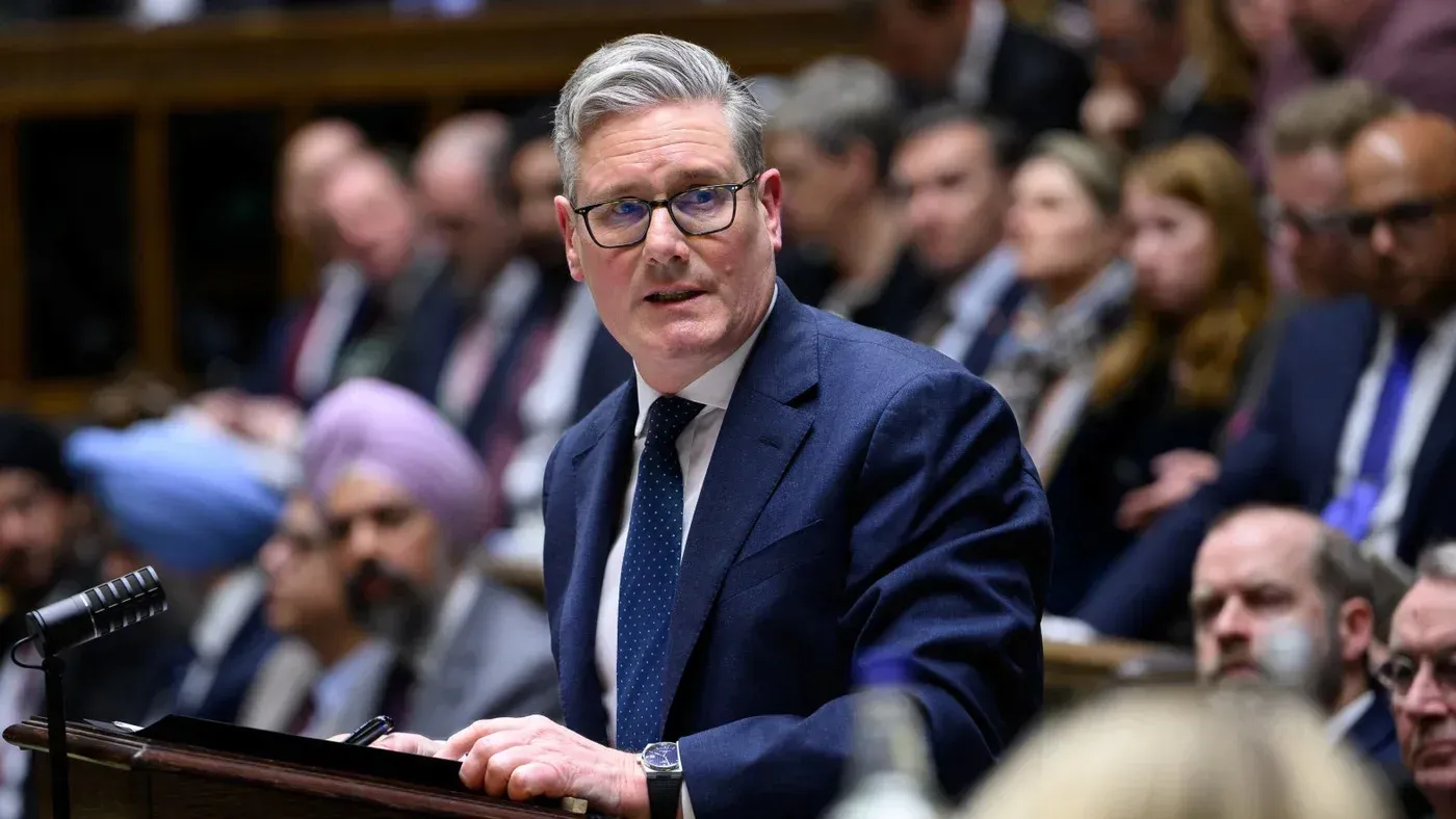 زعيم حزب العمال كير ستارمر يتحدث في البرلمان البريطاني، محاطًا بأعضاء آخرين، في سياق دعمهم للسياسات الإسرائيلية.