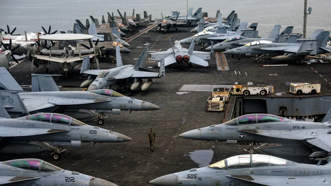 سفينة حربية أمريكية محملة بطائرات مقاتلة في خليج العقبة، تعكس الاستعدادات العسكرية المتزايدة مع تصاعد التوترات مع إيران.
