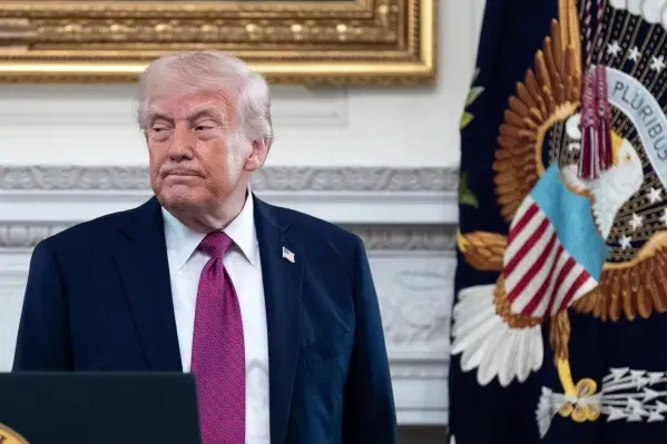 صورة لدونالد ترامب في المكتب البيضاوي، يظهر بملابس رسمية، مع العلم الأمريكي وشعار الرئاسة خلفه. تعكس الصورة أجواء المباحثات حول إعادة توطين اللاجئين الأفغان.